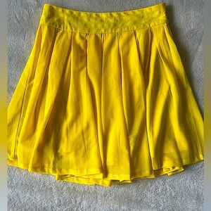 Size small short pleated lightweight zip up summer skirt yellow